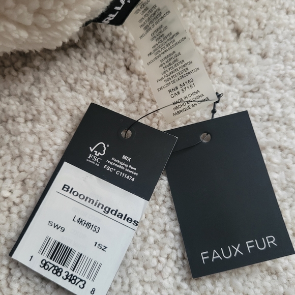 NWT Karl Lagerfeld Unisex Beanie Snow Winter Hat With Faux Fur Pom Pom - Picture 4 of 4